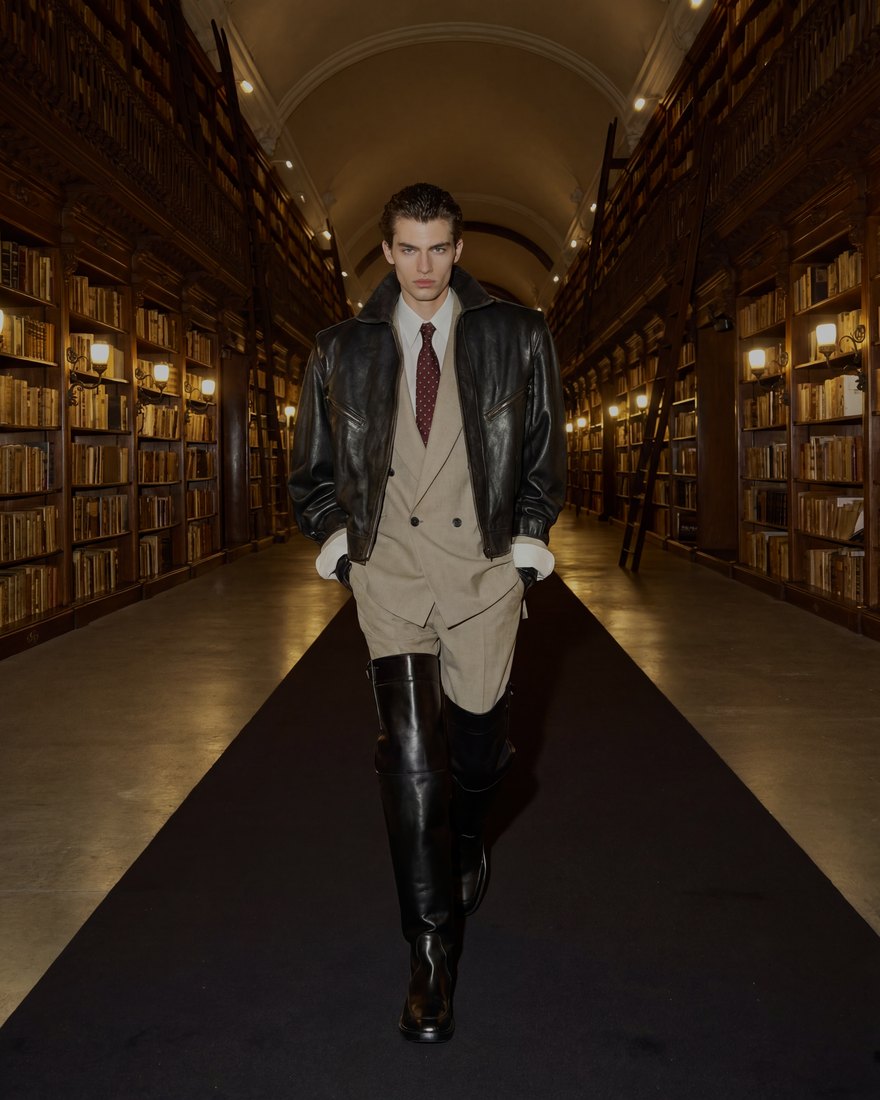 FW26, défilé dans une bibliothèque