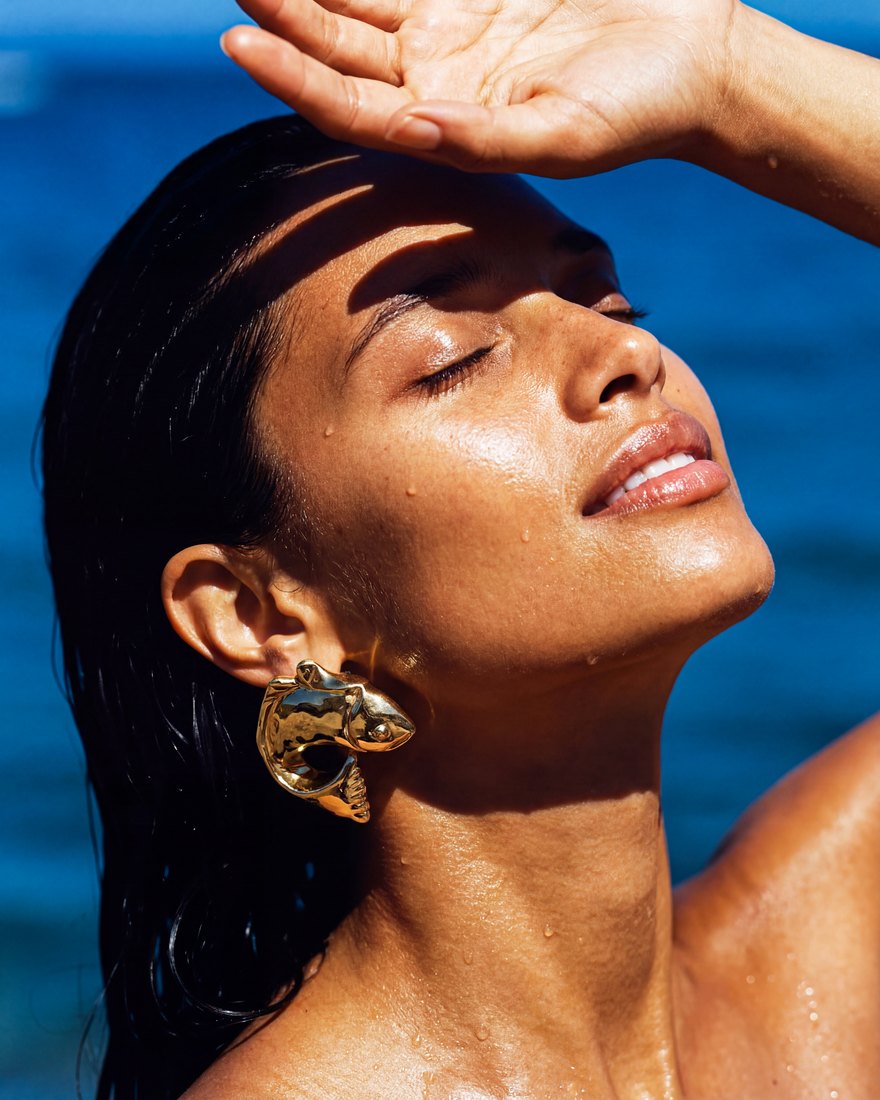 Jacquemus, visage au soleil, main sur le front