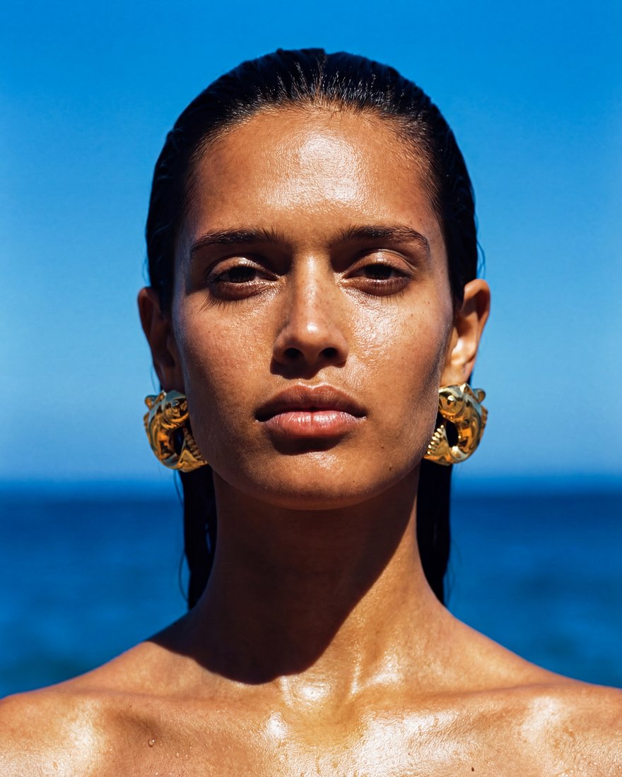 Jacquemus, portrait de face aux boucles poissons