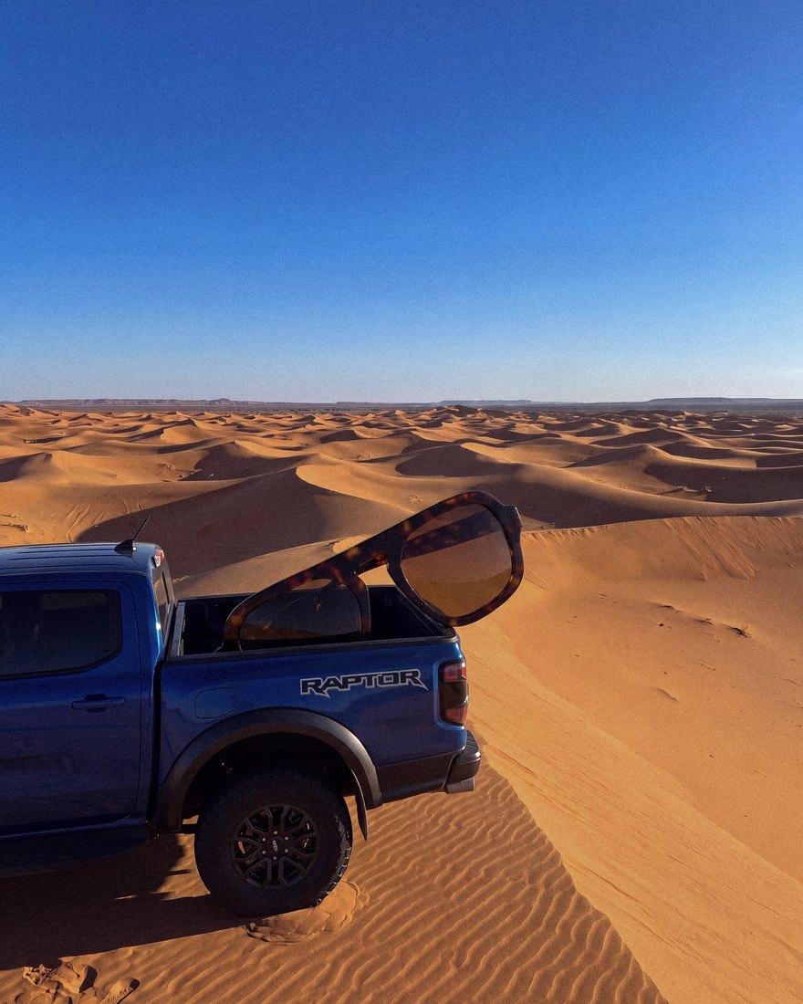 Lnko × A/conic, monture géante dans un pick-up à Merzouga