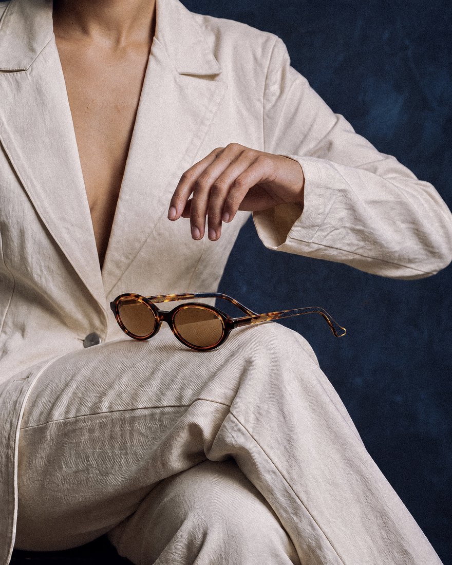 Lnko × A/conic, lunettes posées sur un tailleur crème