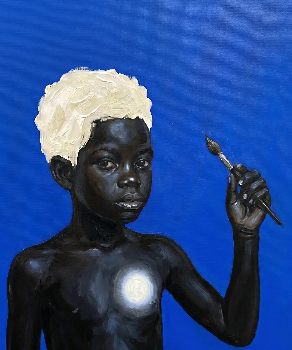 La mascotte NIYA, un enfant peint sur fond cobalt, pinceau à la main